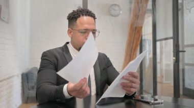 İş Raporuna Tepki Veren Çok Irklı İşadamı