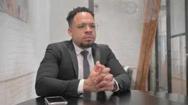 Dalgın Çok Irklı İşadamı Ofiste Beyin Fırtınası