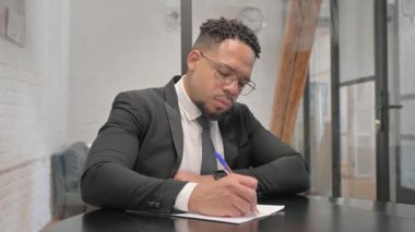 Çok Irklı İşadamı Bir İş Mektubu Yazıyor