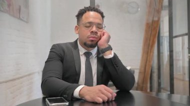 Ofiste Otururken Uyuyan Çok Irklı İşadamı