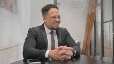 Migreni olan çok ırklı iş adamı