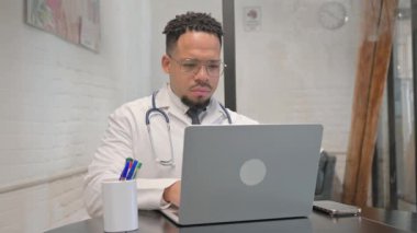 Laptopta yazan İspanyol genç doktor.