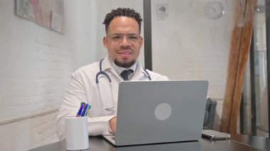 İspanyol Genç Doktor Klinikteki Kameraya Gülümsüyor