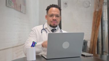 Parmak uçlarıyla İspanyol Genç Doktor Kameraya Bakıyor