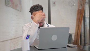 Hastanede baş ağrısı olan İspanyol genç doktor.