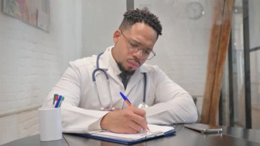 İspanyol Genç Doktor Tıbbi Rapor üzerinde çalışıyor.