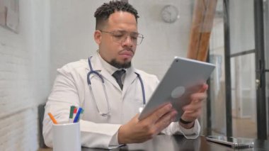 İspanyol genç doktor Tablet üzerinde çalışıyor
