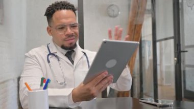 Tablet aracılığıyla İspanyol Genç Doktor 'un Çevrimiçi Video Sohbeti