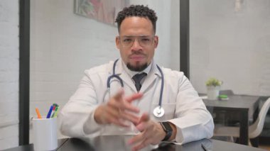 Memnun Olmayan Erkek Doktor Hastayı Reddetme Portresi