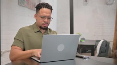 Laptopta Yazan Olgun Yetişkin İspanyol Adam