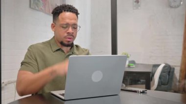 Yetişkin İspanyol Adam 'ın baş ağrısı var.