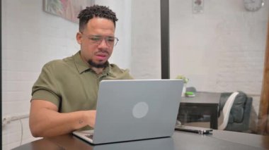 Yetişkin İspanyol Adam dizüstü bilgisayar kullanırken sırt ağrısı çekiyor