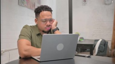 Yetişkin Latin Adam Laptop üzerinde çalışırken Uyuyor