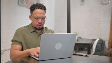 Yetişkin İspanyol Adam Laptop 'ta Başarı Kutlaması