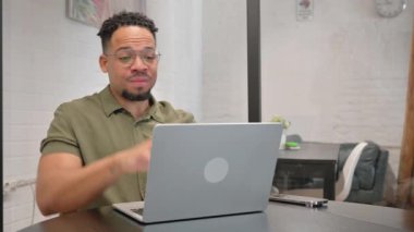 Yetişkin İspanyol Adam Laptop ile Video Sohbeti Yapıyor