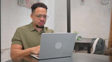 Yetişkin İspanyol Adam Laptop 'ta Kaybından Şok Oldu