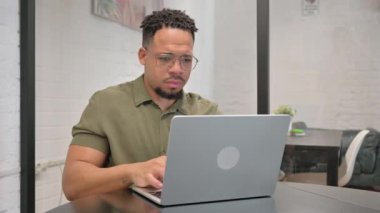 Yetişkin İspanyol Adam Çalışma Alanından Çıkıyor, Toplantıya Geç Kalıyor