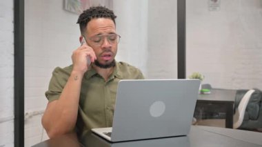 Yetişkin İspanyol Adam Çalışma Alanında Telefonda Konuşuyor