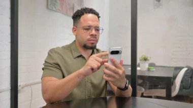 Yetişkin İspanyol Adam Çalışma Alanında İnternet TarayıcıComment