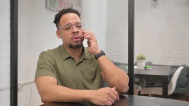 Yetişkin İspanyol Adam Çalışma Alanında Telefonda Konuşuyor