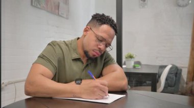 Yetişkin İspanyol Adam Çalışma Alanında Mektup Yazıyor