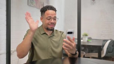 Yetişkin İspanyol Adam Çalışma Alanında Tablet 'te Video Sohbeti Yapıyor