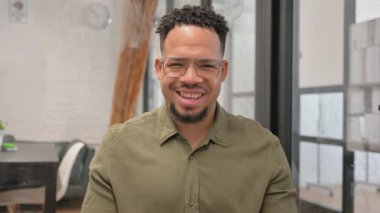 Gülümseyen Yetişkin İspanyol Adamın Portresi