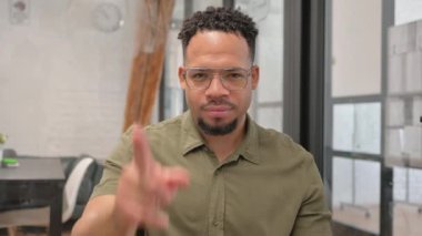 Olgun Yetişkin İspanyol Adam İnkâr Etti