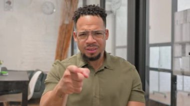 Kızgın Olgun Yetişkin Latin Adam Tartışıyor