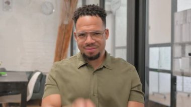 Olgun Yetişkin İspanyol Adam Kamerayı Gösteriyor