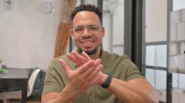 Alkışlayan Olgun Yetişkin Latin Adam Takımı Alkışlıyor