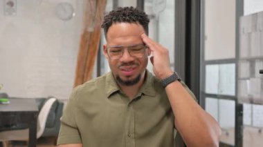 Baş ağrısı olan olgun bir İspanyol.