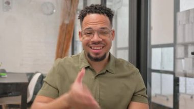 Yetişkin Latin Adam Video Sohbeti Yapıyor