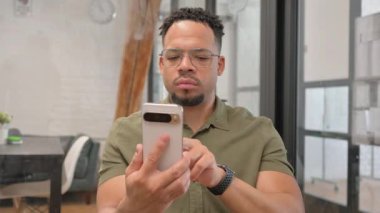 Yetişkin İspanyol Adam Telefonu Kullanıyor