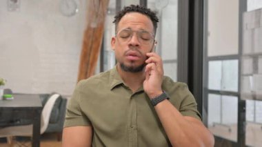 Yetişkin İspanyol Adam telefonda konuşuyor.