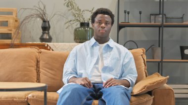 Rahatlatıcı Genç Afrikalı Adam Koltukta Oturuyor