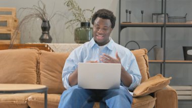 Afrikalı Adam Laptop 'ta Video Sohbeti Yapıyor