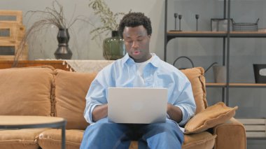 Kucak Kucağında Dizüstü bilgisayarla Uyuyan Afrikalı Adam