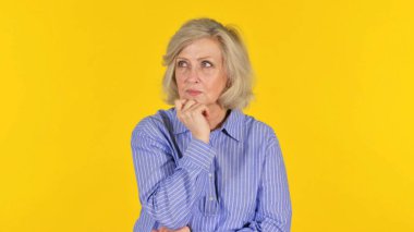 Eski Kadın Beyin Fırtınası Sarı Arkaplanda Yeni Bir Fikir, Portre