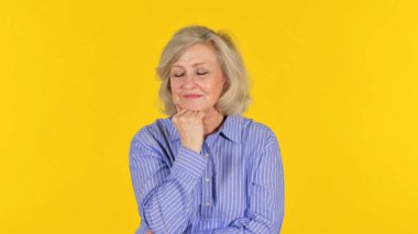 Sarı Arkaplanda Uyuyan Yaşlı Kadın, Portre