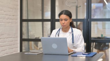 Laptop 'ta Yazan Afrikalı Kadın Doktor