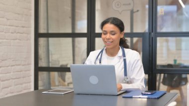 Afrikalı Kadın Doktor Hastayla İnternette Konuşuyor