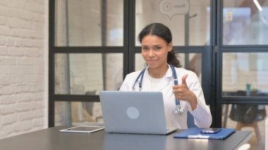 Kameraya Başparmakları Yukarı Bakan Afrikalı Kadın Doktor