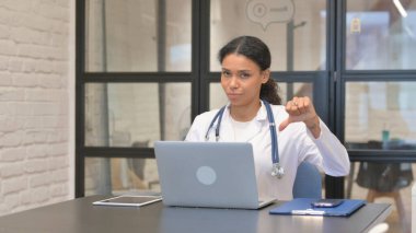 Afrikalı Kadın Doktor İnkâr Ediyor Kameraya Bakıyor
