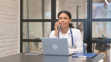 Hastanede Konuşan Afrikalı Kadın Doktor