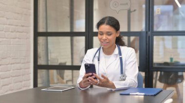Afrikalı Kadın Doktor Telefonda Video Sohbeti Yapıyor