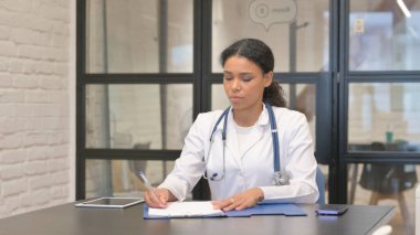 Afrikalı Kadın Doktor Hastanede Tıbbi Rapor Yazıyor