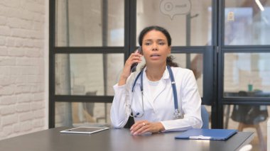 Afrikalı Kadın Doktor Telefonda konuşuyor