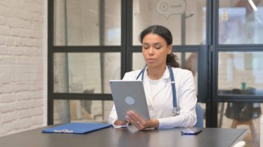 Afrika Kadın Doktoru Dijital Tablet Kullanıyor