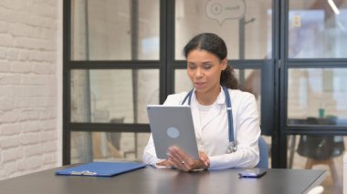 Afrikalı Kadın Doktor Tablet 'te Video Sohbeti Yapıyor